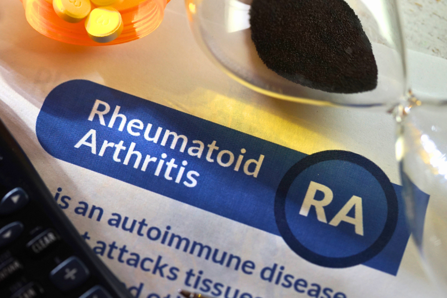 ¿Cuál es el valor clínico de una aplicación de salud digital en el manejo de la artritis reumatoide?